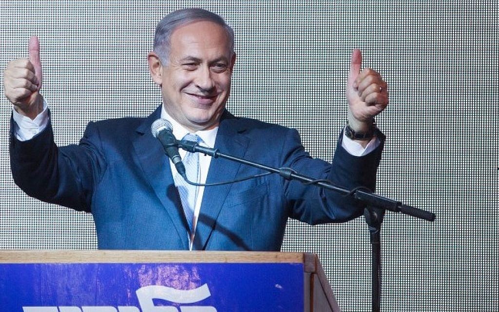 Le Premier ministre Benjamin Netanyahu salue ses partisans et se réjouit de sa victoire aux élections générales au siège du Likud à Tel Aviv, le mardi 17 mars 2015. (Crédit photo : Miriam Alster/FLASH90) Le Premier ministre Benjamin Netanyahu salue ses partisans et se réjouit de sa victoire aux élections générales au siège du Likud à Tel Aviv, le mardi 17 mars 2015. (Crédit photo : Miriam Alster/FLASH90)