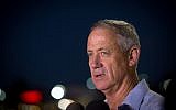 L'ancien chef d'Etat-major Benny Gantz parle aux journalistes devant le Peres Center for Peace à Jaffa le 28 septembre 2016. (Crédit :Miriam Alster/Flash90)