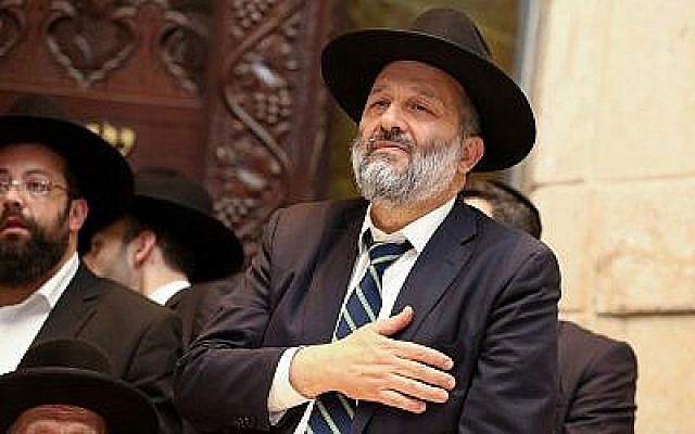 Le chef du parti ultra-orthodoxe Shas et ministre de l'Intérieur Aryeh Deri lors d'une cérémonie dans la ville de Tibériade, le 24 mai 2018. (David Cohen/Flash90)