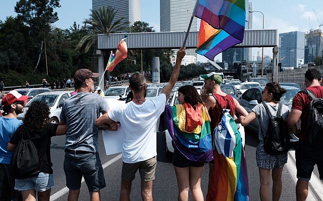 Les membres de la communauté LGBT et leurs soutiens lors d'une manifestation pour protester contre une nouvelle loi sur la GPA excluant les homosexuels à la Knesset, à Tel Aviv, le 22 juillet 2018 (Crédit : Tomer Neuberg/Flash90 Les membres de la communauté LGBT et leurs soutiens lors d'une manifestation pour protester contre une nouvelle loi sur la GPA excluant les homosexuels à la Knesset, à Tel Aviv, le 22 juillet 2018 (Crédit : Tomer Neuberg/Flash90