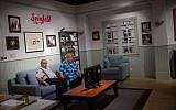 Des visiteurs de l'exposition consacrée à l'humour juif au musée du peuple juif de  Beit Hatfutsot, le 13 août 2018. (Crédit : Miriam Alster/Flash90)
