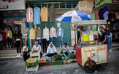 Des Palestiniens sur un marché de Bethléem, en Cisjordanie, le 30 août 2018 (Crédit : Miriam Alster/FLASH90)