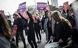 Des femmes bloquent l'entrée de Jérusalem lors d'une manifestation contre les violences faites aux femmes, le 4 décembre 2018 (Crédit : Hadas Parush/Flash90)