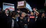 Les manifestantes transportent un faux cercueil pendant une manifestation dénonçant les violences faites aux femmes dans le cadre d'une grève nationale, le 4 décembre 2018 (Crédit :  Miriam Alster/Flash90)