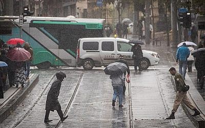 Des piétons sous la pluie à Jaffa Street le 6 décembre 2018. (Crédit : Yonatan Sindel/Flash90)