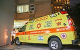 La police et les personnels de secours aux abords de l'habitation du musicien Yigal Bashan, retrouvé mort à son domicile de Tel Aviv, le 9 décembre 2018 (Crédit : FLASH90)