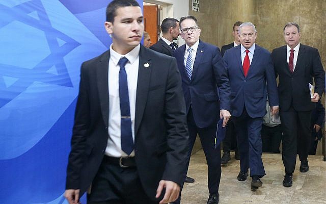 Le Premier ministre Benjamin Netanyahu arrive à la réunion de cabinet hebdomadaire au bureau du Premier ministre de Jérusalem, le 9 décembre 2018 (Crédit : Marc Israel Sellem/POOL) Le Premier ministre Benjamin Netanyahu arrive à la réunion de cabinet hebdomadaire au bureau du Premier ministre de Jérusalem, le 9 décembre 2018 (Crédit : Marc Israel Sellem/POOL)