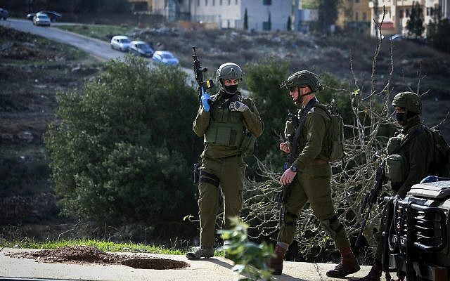 Des soldats israéliens à la recherche d'un suspect palestinien à Ramallah, le 10 décembre 2018. (Crédit : Flash90) Des soldats israéliens à la recherche d'un suspect palestinien à Ramallah, le 10 décembre 2018. (Crédit : Flash90)