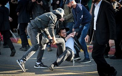 Des Israéliens ultra-orthodoxes affrontent la police lors d'une manifestation contre le service militaire à Bnei Brak, le 10 décembre 2018 (Roy Alima/Flash90)