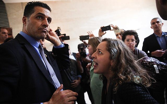 Des militantes crient devant des vigiles de la Knesset lors d'une remise de prix pour Eyal Golan le 11 décembre 2018. (Crédit : Hadas Parush/Flash90) Des militantes crient devant des vigiles de la Knesset lors d'une remise de prix pour Eyal Golan le 11 décembre 2018. (Crédit : Hadas Parush/Flash90)