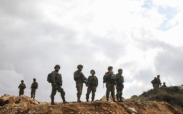 lllustration : Des soldats israéliens gardent la scène d'un attentat terroriste près de Givat Assaf, dans le centre de la Cisjordanie, le 13 décembre 2018 (Crédit : Hadas Parush/Flash90) lllustration : Des soldats israéliens gardent la scène d'un attentat terroriste près de Givat Assaf, dans le centre de la Cisjordanie, le 13 décembre 2018 (Crédit : Hadas Parush/Flash90)