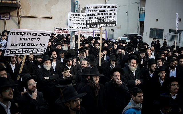 Des Juifs ultra-orthodoxes manifestent devant le bureau d'incorporation de l'armée à Jérusalem le 13 décembre 2018. (Yonatan Sindel/Flash90)