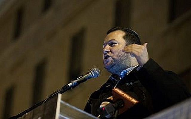 Le chef du conseil régional de Samarie Yossi Dagan s'exprime pendant une manifestation aux abords de la résidence du Premier ministre à Jérusalem, le 13 décembre 2018 (Crédit : Yonatan Sindel/Flash90) Le chef du conseil régional de Samarie Yossi Dagan s'exprime pendant une manifestation aux abords de la résidence du Premier ministre à Jérusalem, le 13 décembre 2018 (Crédit : Yonatan Sindel/Flash90)
