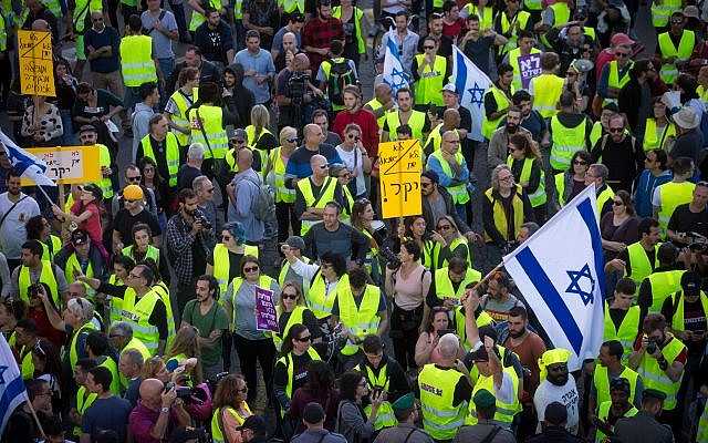 Les manifestations en gilets jaunes atteignent Israël alors que des centaines de personnes protestent contre la hausse du coût de la vie près des quartiers du gouvernement à Tel Aviv le 14 décembre 2018. (Crédit : Miriam Alster / Flash90) Les manifestations en gilets jaunes atteignent Israël alors que des centaines de personnes protestent contre la hausse du coût de la vie près des quartiers du gouvernement à Tel Aviv le 14 décembre 2018. (Crédit : Miriam Alster / Flash90)