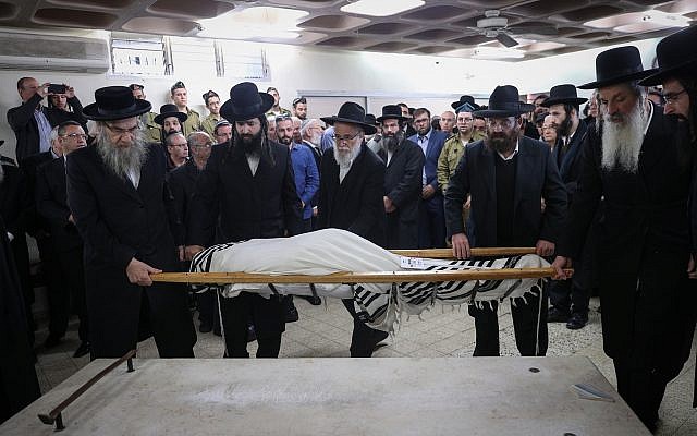 Des amis et des membres de la famille assistent aux funérailles du soldat de Tsahal Yosef Cohen, tué dans un attentat terroriste en Cisjordanie, à la maison funéraire Shamgar à Jérusalem le 14 décembre 2018. (Yonatan Sindel/Flash90) Des amis et des membres de la famille assistent aux funérailles du soldat de Tsahal Yosef Cohen, tué dans un attentat terroriste en Cisjordanie, à la maison funéraire Shamgar à Jérusalem le 14 décembre 2018. (Yonatan Sindel/Flash90)