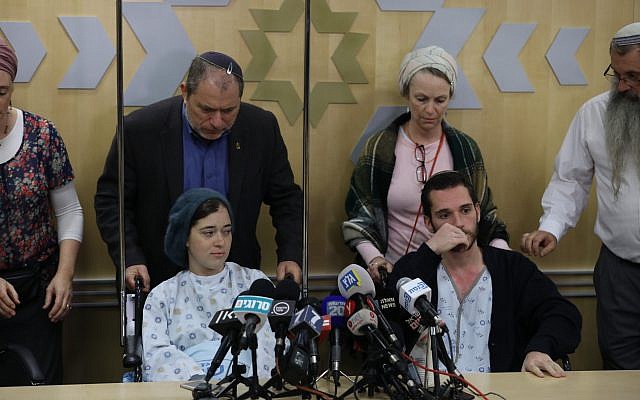 Shira (à gauche) et Amichai Ish-Ran, tous deux blessés la semaine dernière quand un terroriste palestinien a ouvert le feu sur des Israéliens près de l'implantation d'Ofra, lors d'une conférence de presse à l'hôpital Shaare Zedek de Jérusalem, le 16 décembre 2018 (Crédit : Yonatan Sindel/FLASH90) Shira (à gauche) et Amichai Ish-Ran, tous deux blessés la semaine dernière quand un terroriste palestinien a ouvert le feu sur des Israéliens près de l'implantation d'Ofra, lors d'une conférence de presse à l'hôpital Shaare Zedek de Jérusalem, le 16 décembre 2018 (Crédit : Yonatan Sindel/FLASH90)