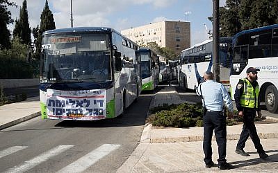 Illustration : Les chauffeurs de bus "Kavim" manifestent contre les violences qui leur sont adressées près de la Knesset à Jérusalem, le 17 décembre 2018. (Crédit: Yonatan Sindel/Flash90)