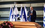 Le Premier ministre Benjamin Netanyahu rend hommage à Rona Ramon, au Centre Peres pour la paix et l'innovation à Tel Aviv, 19 décembre 2018 (Miriam Alster/Flash90)