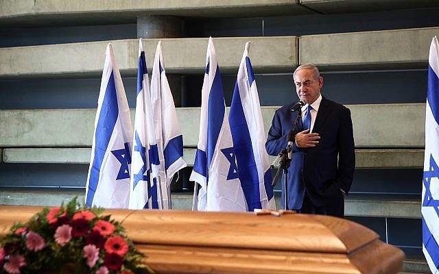 Le Premier ministre Benjamin Netanyahu rend hommage à Rona Ramon, au Centre Peres pour la paix et l'innovation à Tel Aviv, 19 décembre 2018 (Miriam Alster/Flash90) Le Premier ministre Benjamin Netanyahu rend hommage à Rona Ramon, au Centre Peres pour la paix et l'innovation à Tel Aviv, 19 décembre 2018 (Miriam Alster/Flash90)