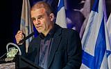 L'ancien général de brigade Gal Hirsch donnant une conférence annonçant son entrée en politique, à Tel Aviv, le 26 décembre 2018. (Crédit : Flash 90)
