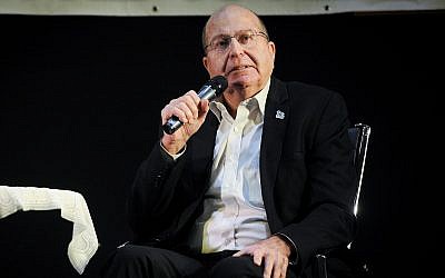 L'ancien ministre israélien de la Défense Moshe Yaalon prend la parole à Haïfa le 29 décembre 2018. (Meir Vaknin/FLASH90)
