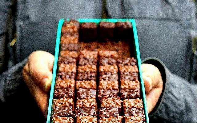 Un détail d'une photo de  Sharon Heinrich: Un Rocher, bonbon au chocolat avec un praliné artisanal confectionné par  Patrick Roger. (Crédit : Sharon Heinrich/Paris Chez Sharon)