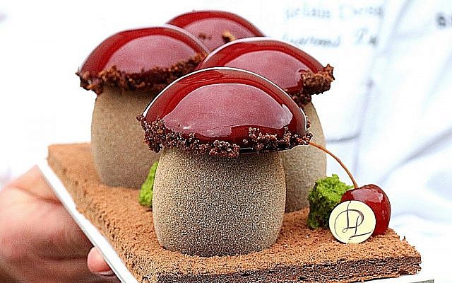 Détail d'une photo de Sharon Heinrich : Une forêt noire avec un biscuit chocolat, une cerise confite, une mousse au chocolat noire, une chantilly à la vanille et des amandes, une pâtisserie de  Laurent Duchene. (Crédit : Sharon Heinrich/Paris Chez Sharon)
