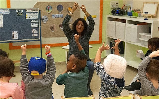 Dorit Zach, enseignante au jardin d'enfants "Daycare of Dreams" de Larger Than Life à Ramat Gan, fait chanter en chœur des enfants atteints de cancer une chanson en hébreu. (Larry Luxner/ Times of Israel)