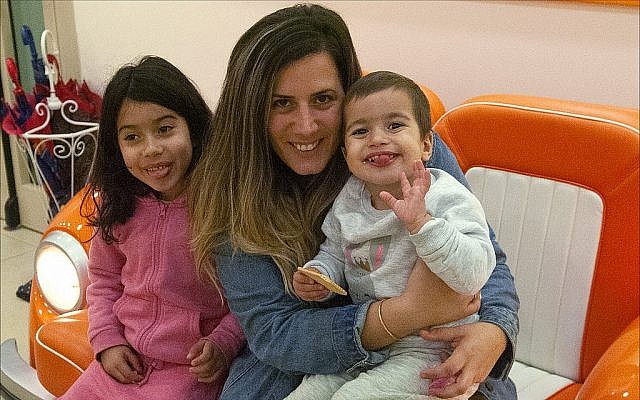 Cheli Saban rend visite aux enfants du jardin d'enfants "Daycare of Dreams" à Ramat Gan. (Avec l'aimable autorisation de Larger Than Life)