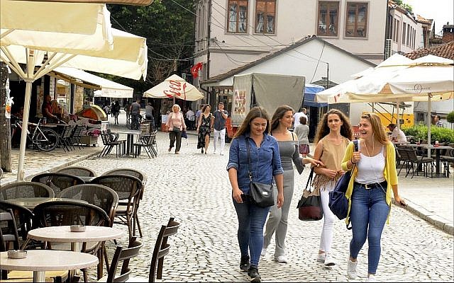 Des jeunes filles dans les rues pavées du centre-ville de Prizren, deuxième municipalité la plus importante du Kosovo. (Crédit : Larry Luxner/ Times of Israel)