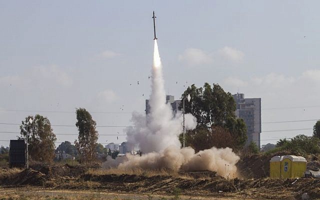 Un Dôme de fer intercepte une roquette lancée depuis la bande de Gaza à Tel Aviv, le 9 juillet 2014. (Crédit : AP/Dan Balilty) Un Dôme de fer intercepte une roquette lancée depuis la bande de Gaza à Tel Aviv, le 9 juillet 2014. (Crédit : AP/Dan Balilty)