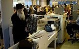 Photo d'illustration d'un contrôle des bagages à main par le personnel de sécurité de l'aéroport Ben Gurion (Crédit : Ariel Schalit/AP)
