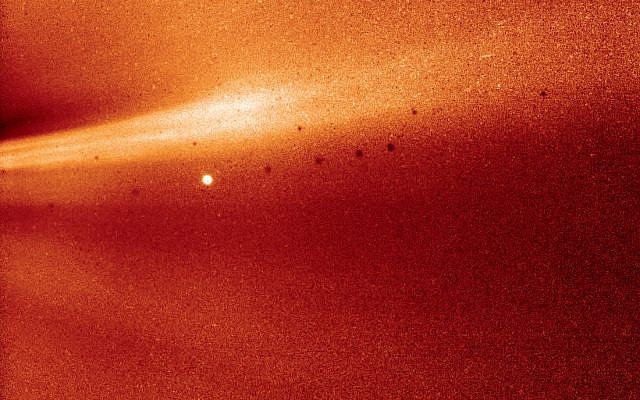 Une image de l'atmosphère du soleil de la mission Parker Solar Probe de la NASA, capturée le 28 novembre 2018 (Crédit : NASA via Twitter) Une image de l'atmosphère du soleil de la mission Parker Solar Probe de la NASA, capturée le 28 novembre 2018 (Crédit : NASA via Twitter)