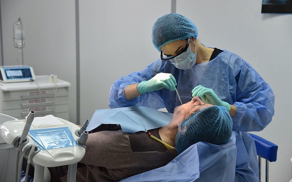 Giulia Gal Addadi traite un patient dans un centre dentaire de l'Université médicale Nicolae Testemitanu en Moldavie. (Andrei Ichim/ Université de médecine Nicolae Testemitanu)