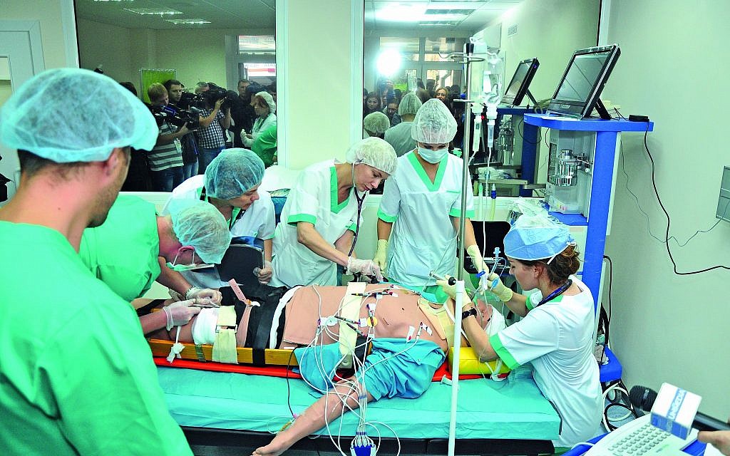 Des étudiants travaillent sur un mannequin de soins spécialement conçu au centre de simulation médicale dont le coût s'élève à 5 millions de dollars, financé par l'Union européenne à l'Université médicale Nicolae Testemitanu. (Andrei Ichim/ Université de médecine Nicolae Testemitanu)