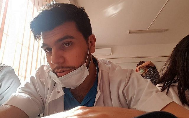 Alfred Khazen fait une pause après avoir soigné un tuberculeux, dans le cadre de sa formation d'étudiant à la clinique de l'Université médicale Nicolae Testemitanu. (Avec l'aimable autorisation d'Alfred Khazen)