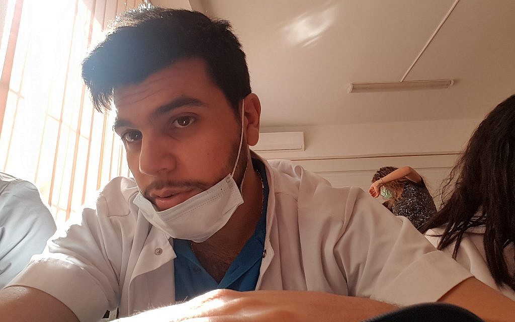 Alfred Khazen fait une pause après avoir soigné un tuberculeux, dans le cadre de sa formation d'étudiant à la clinique de l'Université médicale Nicolae Testemitanu. (Avec l'aimable autorisation d'Alfred Khazen)