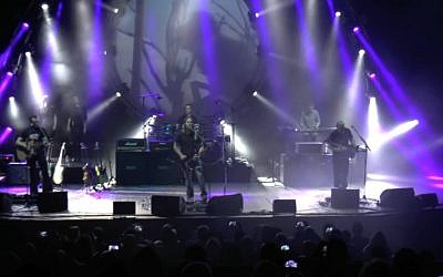 Capture d'écran d'une vidéo de UK Pink Floyd Experience se produisant à Tel Aviv en 2017. (YouTube)