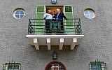 Le président Reuven Rivlin, à droite, et le chef d'Etat-major de l'armée israélienne   Gadi Eisenkot visitent la résidence du Premier ministre au complexe Sarona de Tel Aviv, le 2 décembre 2018 (Crédit :  Kobi Gideon/GPO)