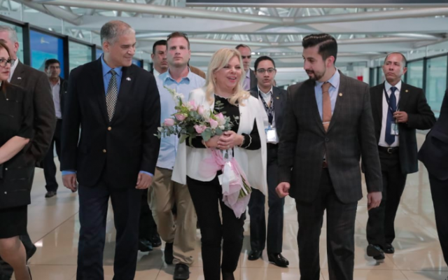 Sara Netanyahu accueillie par l'ambassadeur d'Israël au Guatemala Mattanya Cohen, à gauche, et le vice-ministre des Affaires étrangères Jairo Estrada, à droite (Crédit : Twitter: AGN_noticias) Sara Netanyahu accueillie par l'ambassadeur d'Israël au Guatemala Mattanya Cohen, à gauche, et le vice-ministre des Affaires étrangères Jairo Estrada, à droite (Crédit : Twitter: AGN_noticias)