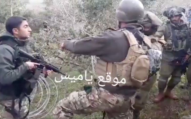 Altercation entre soldats israéliens et libanais à la frontière, sur le placement du fil barbelé concertina entre les deux pays, en présence de la FINUL le 17 décembre 2018. (Crédit : capture d'écran Twitter) Altercation entre soldats israéliens et libanais à la frontière, sur le placement du fil barbelé concertina entre les deux pays, en présence de la FINUL le 17 décembre 2018. (Crédit : capture d'écran Twitter)