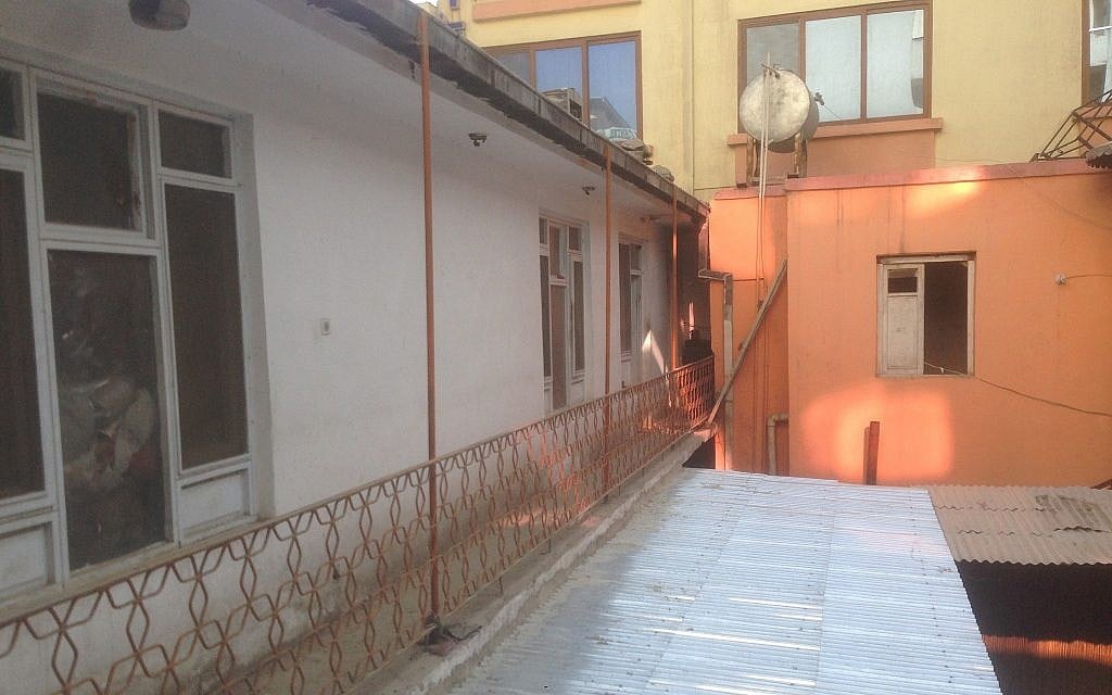 Le second étage où vit Zabolon Simantov et qui accueille également la dernière synagogue d'Afghanistan (Crédit : Ezzatullah Mehrdad/ Times of Israel)