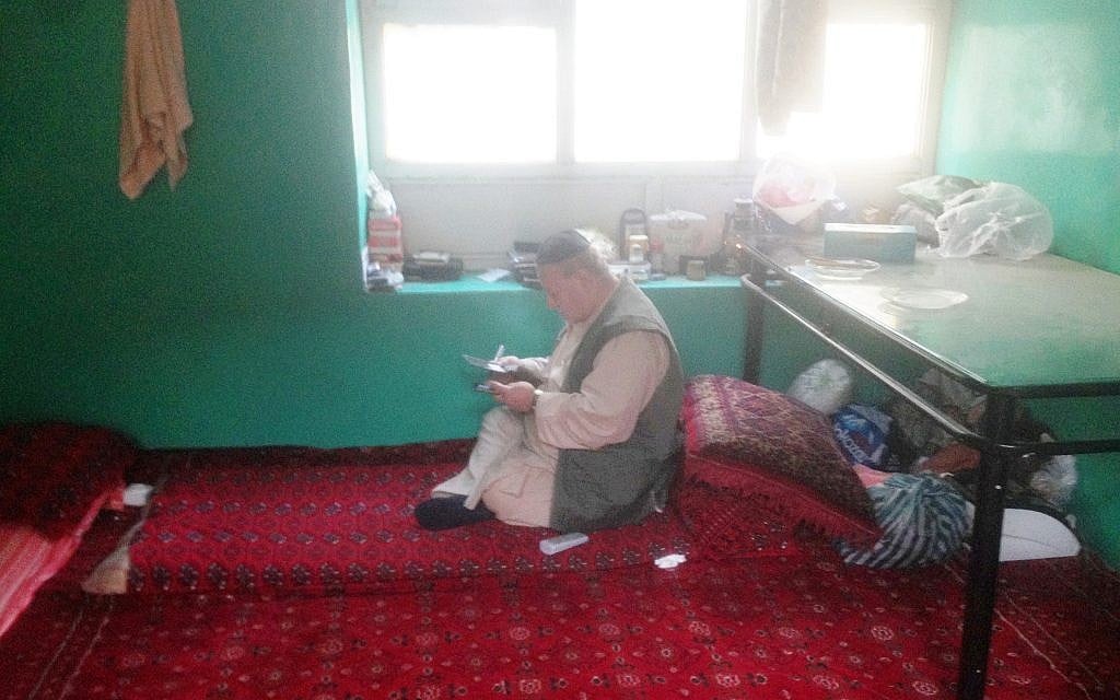 Zabolon Simantov dans la pièce où il vit, dans la synagogue qu'il appelle sa maison (Crédit : Ezzatullah Mehrdad/ Times of Israel)