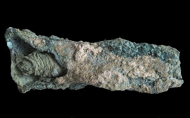 Une mèche de lin de l'ère byzantine. (Crédit : Clara Amit, Israel Antiquities Authority)