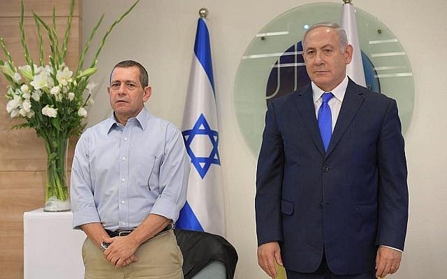 Le chef du Shin Bet Nadav Argaman (à gauche) et le Premier ministre Benjamin Netanyahu lors d'une cérémonie de remises de distinction organisée au siège du Shin Bet, à Tel Aviv, le 4 décembre 2018. (Crédit : Amos Ben Gershom/GPO)