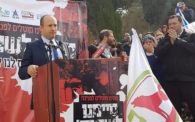 Le leader du parti HaBayit HaYehudi Naftali Bennett lors d'un rassemblement contre les attentats actuels contre des Israéliens, en Cisjordanie devant le bureau du Premier ministre à Jérusalem, le 16 décembre 2018 (Autorisation) Le leader du parti HaBayit HaYehudi Naftali Bennett lors d'un rassemblement contre les attentats actuels contre des Israéliens, en Cisjordanie devant le bureau du Premier ministre à Jérusalem, le 16 décembre 2018 (Autorisation)