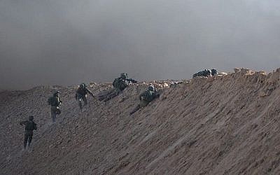 Des soldats israéliens pendant une émeute à Gaza, le 27 juillet 2018. (Crédit : armée israélienne)