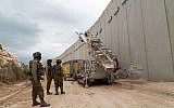 Les militaires israéliens creusent le sol au sud de la frontière avec le Liban pour découvrir des tunnels d'attaques du Hezbollah qui entrent sur le territoire israélien, le 5 décembre 2018 (Crédit : Armée israélienne)