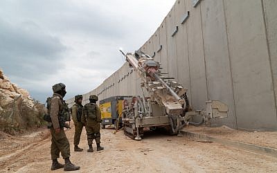 Les militaires israéliens creusent le sol au sud de la frontière avec le Liban pour découvrir des tunnels d'attaques du Hezbollah qui entrent sur le territoire israélien, le 5 décembre 2018 (Crédit : Armée israélienne)