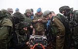 Des soldats israéliens montrent au commandant de la FINUL Stefano Del Col un tunnel du Hezbollah pénétrant dans le territoire israélien depuis le sud du Liban le 6 décembre 2018 (Crédit : Armée israélienne)